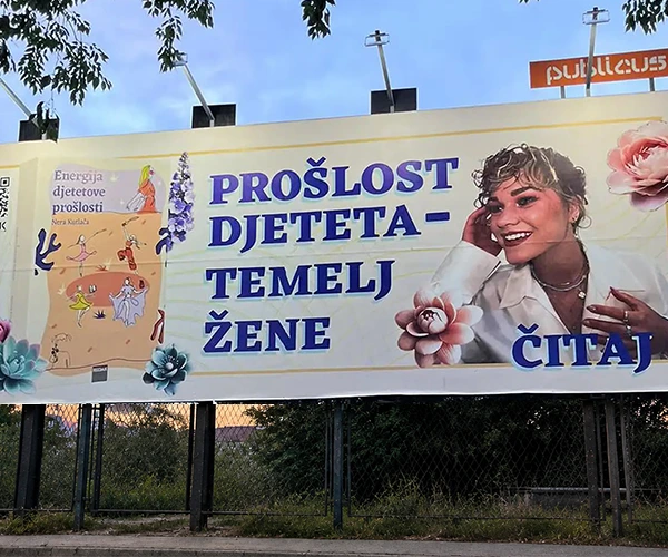 Billboard u Splitu koji promovira knjigu Energija djetetove prošlosti autorice Nere Kutlače